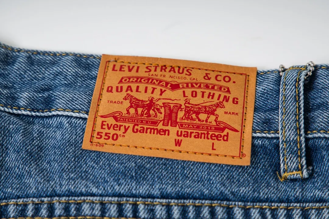 P270 model number Y846 Chrome Hearts Chrome Hearts high-end limited edition jeans exude uninhibited personality and unique charm. Every wear and tear is carefully designed to present a unique artistic feel. Made of imported denim fabric, which has undergone heavy industrial washing and destruction treatment, the trousers show a super cool effect on the upper body, allowing you to dominate the fashion stage.  This is more than just a pair of jeans, it is an expression of attitude. With its unique design concept and ultimate pursuit of details, Croxin breaks traditional boundaries and defines the jeans trend in the new era. The trousers are made of double-layer woven fabric and matched with customized hardware, showing an incomparably beautiful and unique style, making every wearer the focus of fashion. Imported denim fabric, super heavy-duty washed and damaged, the upper body is super cool! Customized hardware, incomparably good-looking models. The production process is difficult. It has a high-street feel. Size: 28-34 (corresponds to s～xl)